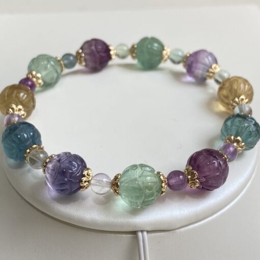 Vòng tay đá fluorite đa sắc chạm hoa sen